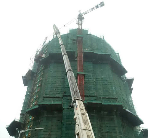 闵行吊车在工地上作业